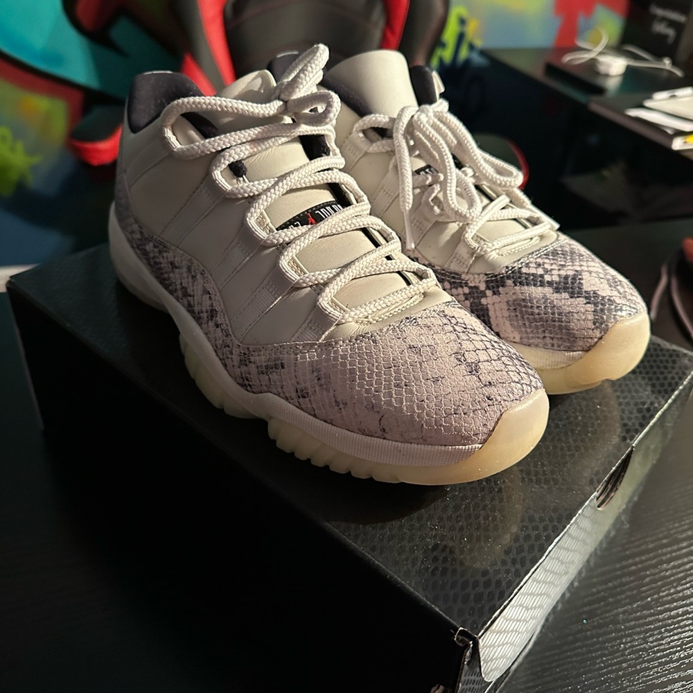 AIR JORDAN 11 RETRO LOW LE